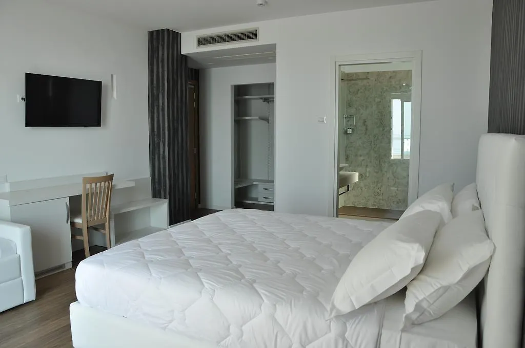 Hotel Columbia & Ninfea Lido di Jesolo 3*,