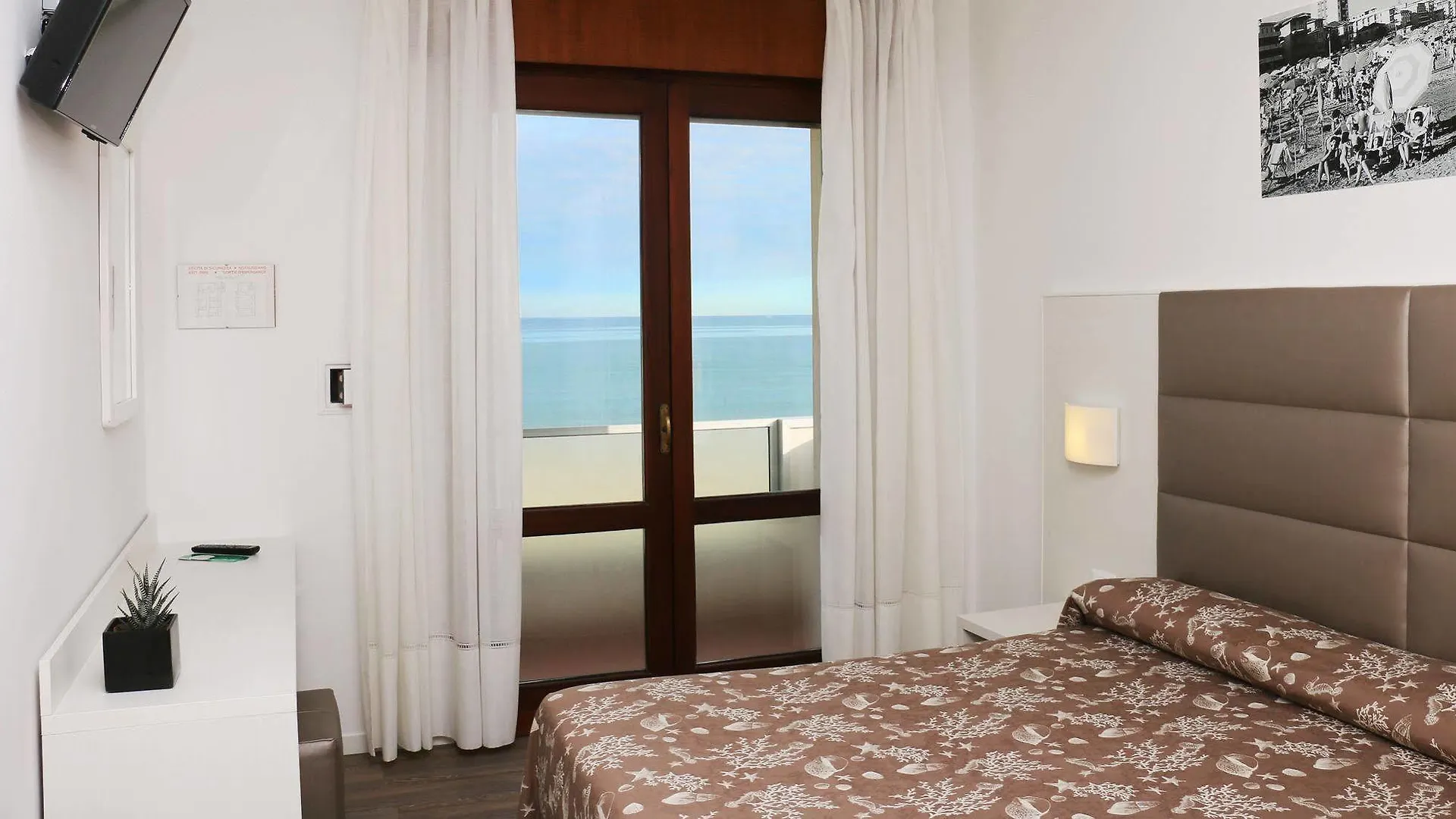 Hotel Columbia & Ninfea Lido di Jesolo 3*,  Italy
